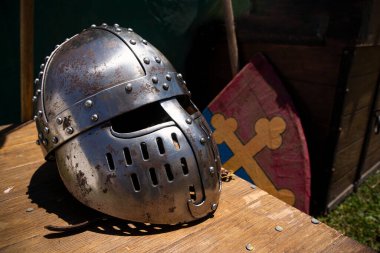 Küçük bir kasabadaki Viking canlandırma fuarında tahta bir sandığa yerleştirilmiş taklit bir Viking miğferi..