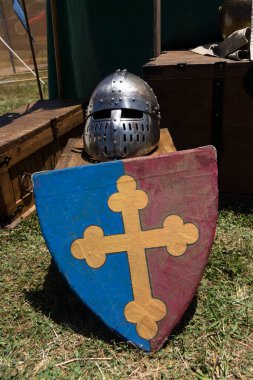 Küçük bir kasabadaki Viking canlandırma fuarında tahta bir sandığa yerleştirilmiş taklit bir Viking miğferi..