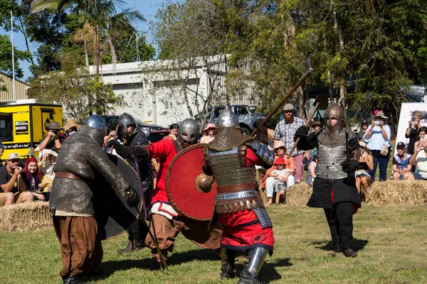 Μια Εικονική Μάχη Στην Αναπαραγωγή Μεσαιωνικών Ενδυμάτων Βίκινγκ Και Πανοπλίας — Φωτογραφία Αρχείου