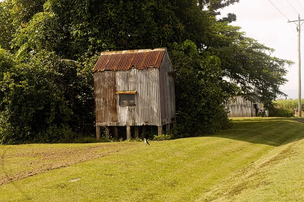 Small Corrugated Iron Hut Rusting Dilapidated — Stock Photo, Image