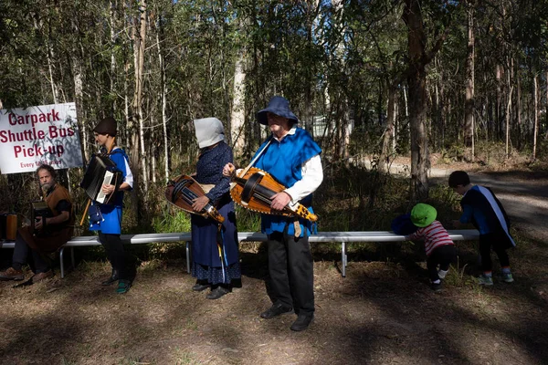 Άνθρωποι Μεσαιωνικά Μουσικά Όργανα Διασκεδάζουν Αυτούς Που Περιμένουν Στην Ουρά — Φωτογραφία Αρχείου