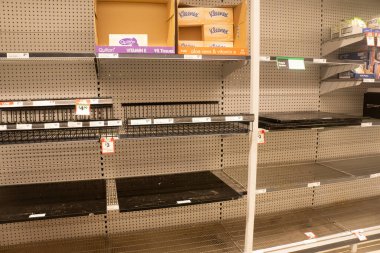 Covid 'le ilgili personel kıtlığının neden olduğu arz kesintileri sonucunda boş süpermarket rafları.
