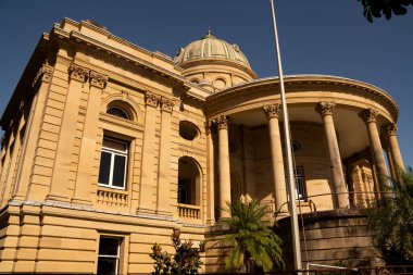 Rockhampton 'daki Quay Caddesi' ndeki eski kumtaşı gümrük binası şimdi küçük bir iş merkezi olarak kullanılıyor..