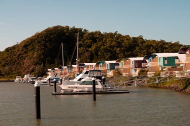 Kepple Bay Marina, Rosslyn Bay, Yeppoon 'da demirli parlak renkli lüks villalar..