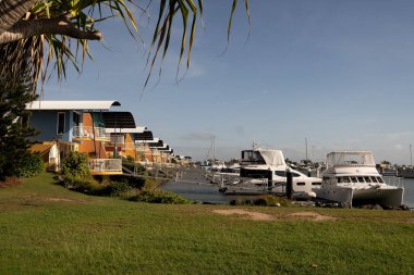 Kepple Bay Marina, Rosslyn Bay, Yeppoon 'da demirli parlak renkli lüks villalar..