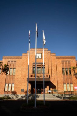 Mirasın ön cephesinde Rockhampton belediye binası, Queensland, Avustralya saat kulesi ve dikey dalgalı Avustralya bayrağı vardı..