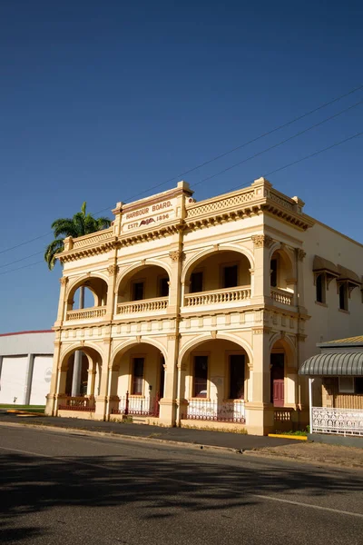 전통적 유산에 따르면 1896 세워졌던 빌딩은 퀸즐랜드주 록햄프턴의 콰이가 수직으로 — 스톡 사진