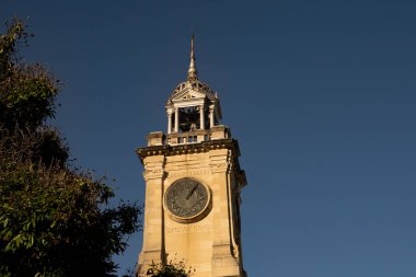 Rockhampton, Queensland 'daki eski bir postanenin üst katındaki saat kulesinde çanlar vardı..