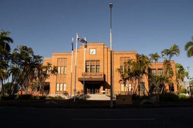 Mirasın ön cephesinde Rockhampton belediye binası, Queensland, Avustralya saat kulesi ve dalgalı Avustralya bayrağı vardı..