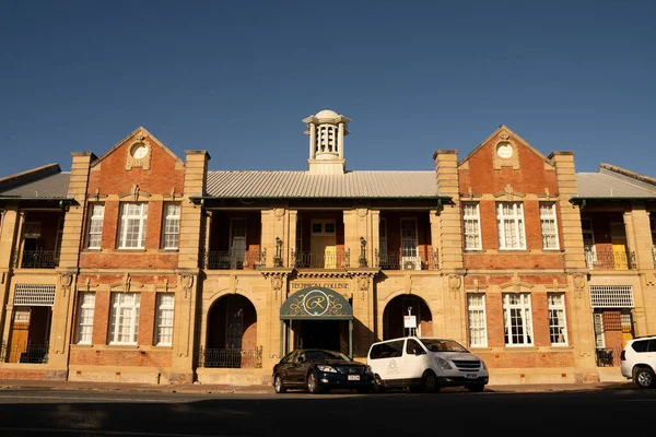 昆士兰州洛克汉普顿的老技术学院的历史名胜古迹 现改为酒店 — 图库照片