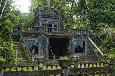 Paronella Park, Queensland, Avustralya - Ocak 2016; Paronella Park, Kuzey Queensland tropikal yağmur ormanlarında bir kale.                                            