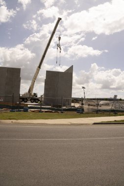 Beton temeller üzerine eğimli prefabrik beton paneller kullanılarak inşa edilen bir depo için inşaat alanı.