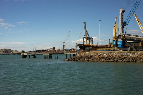 Ett Stort Fraktfartyg Knutet Till Kajen Townsvilles Hamn För Lossning — Stockfoto