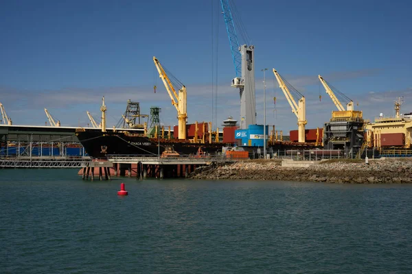Ett Stort Fraktfartyg Knutet Till Kajen Townsvilles Hamn För Lossning — Stockfoto