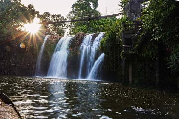 Paronella Park, Queensland, Avustralya - Ocak 2016; Mena Creek, Kuzey Queensland tropikal yağmur ormanlarındaki bir kale olan Paronella Park 'a düştü.                                                                           