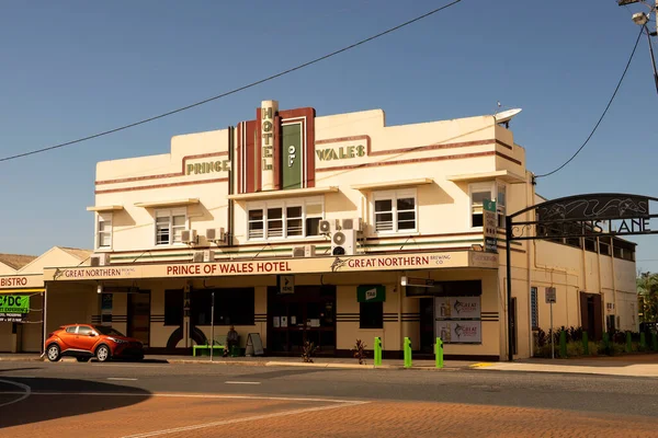 オーストラリア クイーンズランド州プロセルピンにあるプリンス ウェールズ ホテルのアールデコ様式のファサード — ストック写真