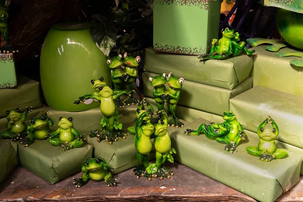 Una Colección Ranas Verdes Lindas Varias Poses Humanas Una Exhibición — Foto de Stock
