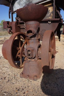Ravenswood, Queensland, Avustralya 'da eski altın madenciliği makineleri ve inşaat kalıntıları.                                                              