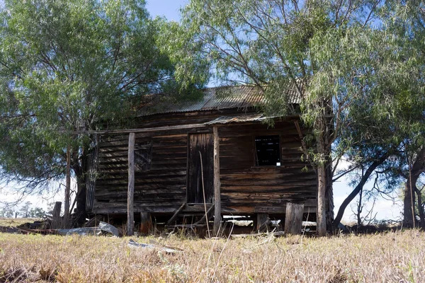 Övergivna Gamla Arbetare Stuga Outback Queensland Gjord Väderbräda Eller Clapboard — Stockfoto