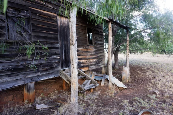 Övergivna Gamla Arbetare Stuga Outback Queensland Gjord Väderbräda Eller Clapboard — Stockfoto