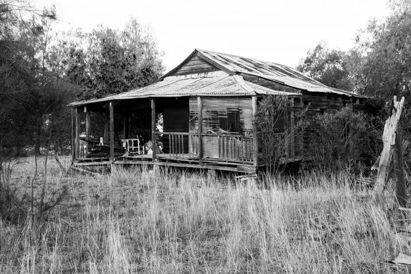 Övergiven Gammalt Trähus Med Verandor Och Ett Rostigt Korrugerat Järntak — Stockfoto