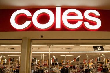 Mackay, Queensland, Avustralya - Mayıs 2022; Coles Mount Pleasant süpermarketi bir alışveriş merkezinde tabelalı. 