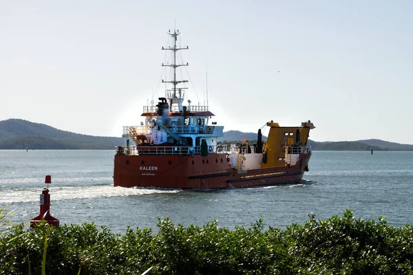 Small Barge Motoring Curtis Island Liquefied Natural Gas Project Gladstone — Stockfoto