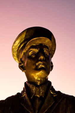 Binbaşı Duncan Chapman 'ın hayat dolu heykeli, Gallopili sahilindeki ilk adam ve Maryborough, Queensland' daki yerel bir kahraman..