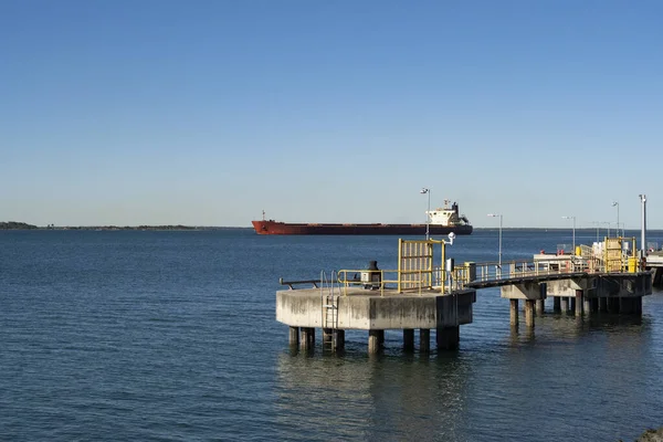 Gemi Gladstone 'daki tahıl rıhtımını geçiyor. Limana doğru ilerliyor..
