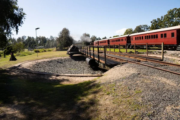 Amamoor tren istasyonunda, arka planda antika vagonlar bulunan bir buhar treninin lokomotifini döndürmek için kullanılan klasik bir pikap..