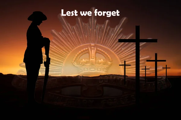 Силуэт Австралийского Солдата Оружием Обращенным Против Золотого Восхода Солнца Крестами — стоковое фото