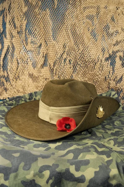 Australian Army Slouch Hat Diggers Hat Badge Red Poppy Background — Stockfoto