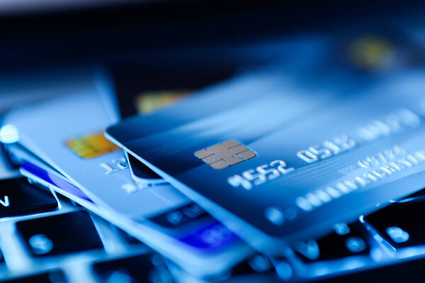Закрыть снимок кредитной карты на компьютере для оплаты покупок в интернет-магазинах и интернет-магазинах. Концепция покупки интернета. Синяя цветовая гамма и выборочная фокусировка для фона