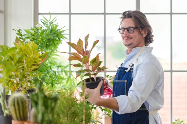 Retrato Jardineiro Feliz Homem Sênior Usando Óculos Cuidando Pequena Árvore — Fotografia de Stock