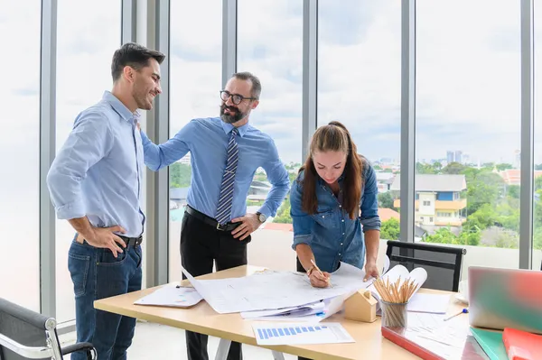 İyi iş çıkardın. Mimari proje için mühendis ekibi toplantısı. Mimarlar ofis çalışanları konferans alanında inşaat yöneticisiyle planlarını tartışıyor. İnşaat Konsepti