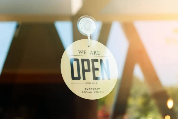 Vagyunk Megnyitása Nyitott Jel Széles Kávézóban Egy Üvegajtó — Stock Fotó