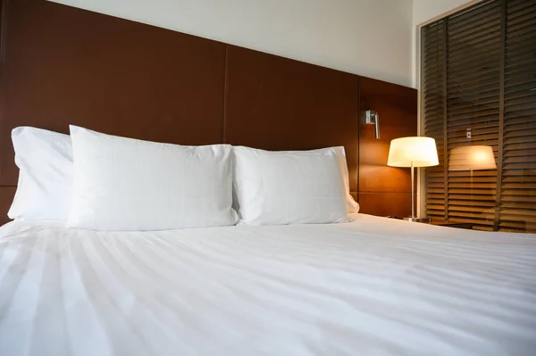 현대적 스타일의 침대에서 휴식을 취하기 조명이 근처의 인테리어 디자인 — 스톡 사진