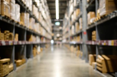 Depodaki hırdavat kutusuyla raf sıralarının soyut bulanıklığı. Arka plan için iç mekan. ticari lojistik dağıtım kargo depolama kavramı