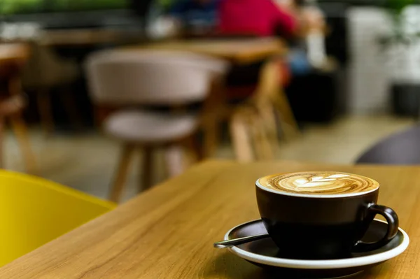 Secangkir Kopi Segar Dengan Latte Art Yang Indah Atas Meja — Stok Foto