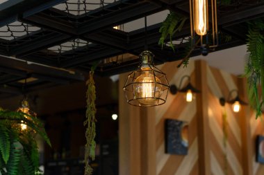 Ev ışıklandırması için eski lüks iç aydınlatma lambası. Aydınlanmış.