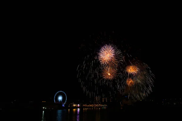 Ünnepi Tűzijáték Visszaszámlálás 2021 Asiatique Riverfront Színes Tűzijáték Folyón Bangkokban — Stock Fotó