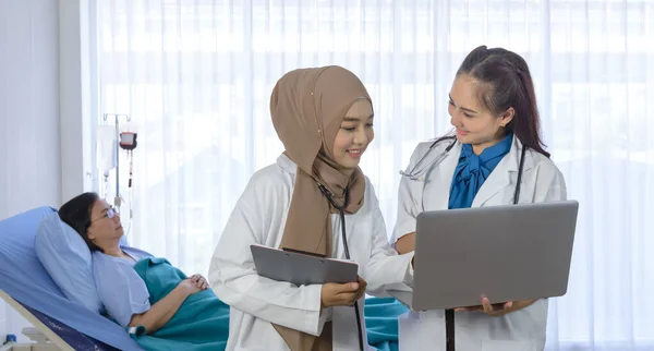 Médico Muçulmano Médico Feminino Usando Computador Portátil Discussão Sobre Exame — Fotografia de Stock