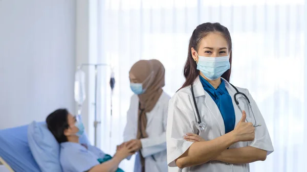 Jovem Asiática Médica Usa Braços Máscara Facial Cruzados Mostrando Polegares — Fotografia de Stock