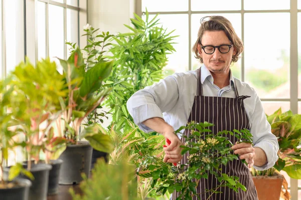 Retrato Homem Sênior Feliz Usando Óculos Aparando Com Tesoura Jardinagem — Fotografia de Stock