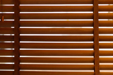 Tahta panjurları açın. Işıklandırma menzili kontrol ışığı pencereden geliyor. İç dekorasyon. Modern jaluzi.