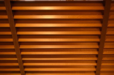 Tahta panjurları açın. Işıklandırma menzili kontrol ışığı pencereden geliyor. İç dekorasyon. Modern jaluzi.