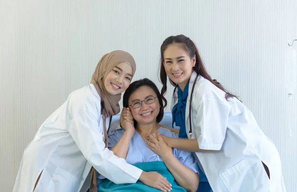 穆斯林医生 女医生和老年病人在病房的合影 微笑着看着镜头 谨慎快乐的概念 — 图库照片