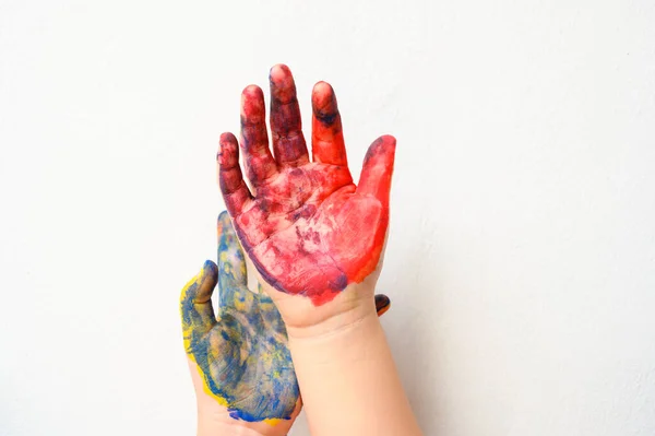 Bunt Bemalte Zwei Kinderhände Vereinzelt Auf Weißem Hintergrund Kreativ Lustig — Stockfoto