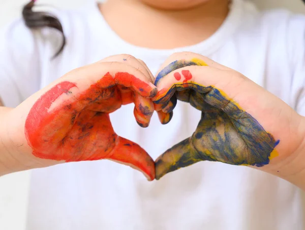 Κοριτσάκι Ζωγραφισμένα Χέρια Πολύχρωμη Χειρονομία Ακουαρέλα Σχήμα Καρδιάς Αγάπη Έννοια — Φωτογραφία Αρχείου