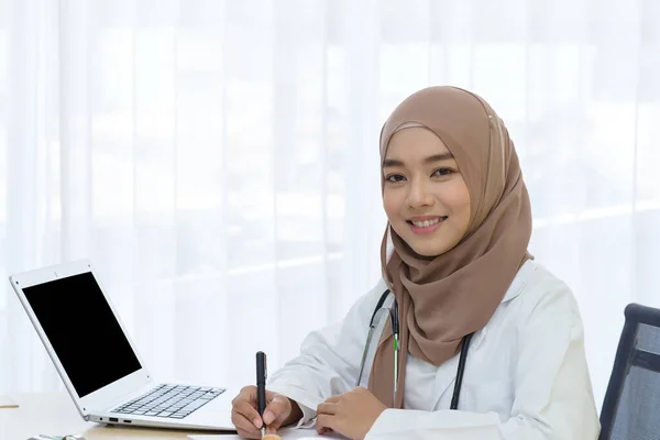 Dokter Muda Muslim Yang Cantik Tersenyum Dan Melihat Kamera Memegang — Stok Foto